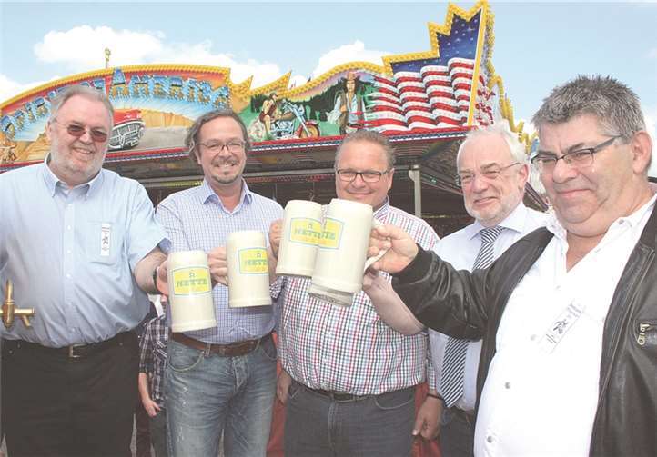 OB Nikolaus Roth, Schausteller Herbert Meyer für die Schausteller sowie die Vertreter der Brauerei und Pfingstreiter beim traditionellen Fassanstich.FF