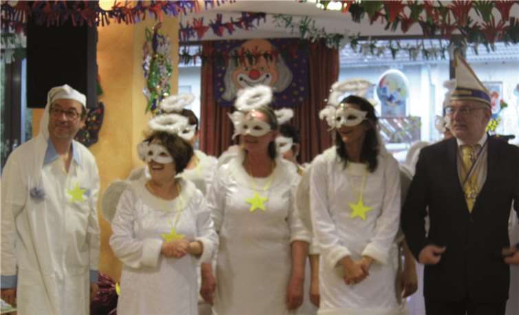OB Nikolaus Roth (rechts) genoss das närrische Treiben während der Karnevalssitzung im Josef-Ecker-Stift. Besonders der Engelstanz mit Heimleiter Siegfried Hartinger (l.) als Sandmann kam gut an.privat