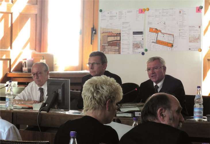 OB Prof. Dr. Joachim Hofmann-Göttig (3.v.l.) setzte mit seiner Rede den Schlusspunkt der Stadtratssitzung. BSB