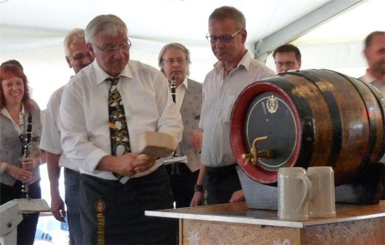 OB Prof. Dr. Joachim Hofmann-Göttig beim Anstechen des ersten Bierfasses auf dem Musikfest in Koblenz-Immendorf.privat