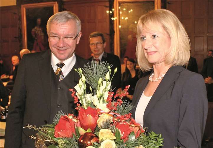 OB Prof. Dr. Joachim Hofmann-Göttig gratuliert der wiedergewählten Bürgermeisterin Marie-Theres Hammes-Rosenstein.privat