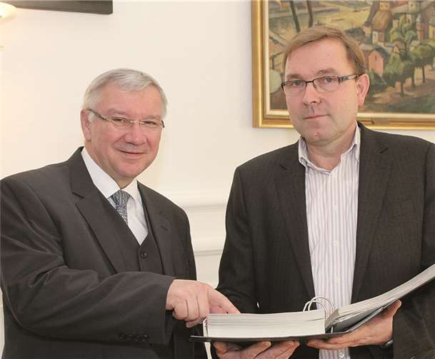 OB Prof. Dr. Joachim Hofmann-Göttig und der stellvertretende Kämmereileiter Andreas Endres werfen einen gemeinsamen Blick in den Haushalt 2014.Stadt Koblenz