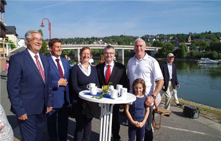 OB Sepp Gans begrüßt die Ehrengäste: Mattias Nester (SK Koblenz), Karin Küsel (Bürgermeiisterin der OG Urbar), Landrat Dr. Alexander Saftig, Fred Pretz (Bürgermeister der VG Vallendar) mit Tochter.