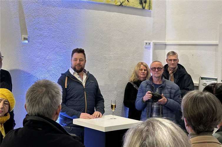OB Siefert begrüßt Kunstinteressierte zur Vernissage im Theater Lahnstein.  Foto: Hannes Mager / Stadtverwaltung Lahnstein