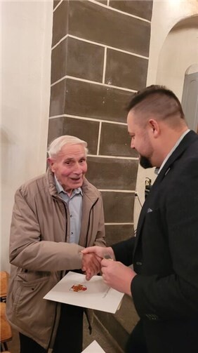 OB Siefert bei der Übergabe der Ehrennadel an Friedrich Felgenheier.