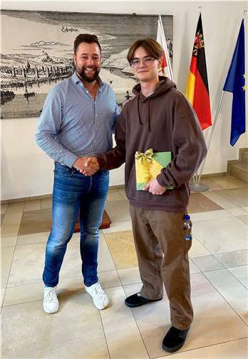 OB Siefert empfing die Schüler aus Mikolajki und dem heimischen Lahnstein und überreichte ihnen im Namen der Stadt ein Präsent.