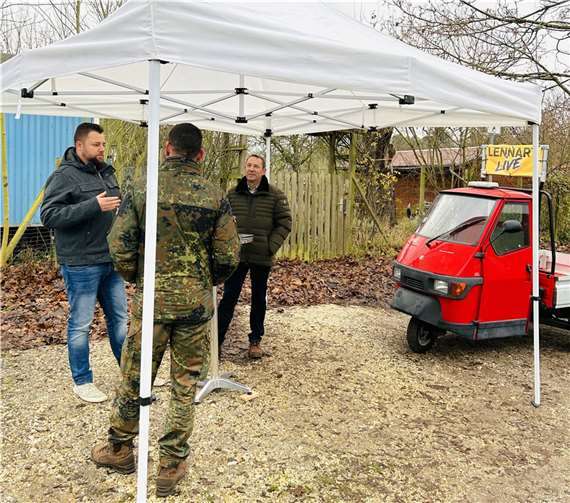 OB Siefert (li.) besprach gemeinsam mit Pedro Hillen (re.) vom Ordnungsamt bei der Einwohnersprechstunde die Anliegen der Bürger.  Foto: Mira Bind/Stadtverwaltung Lahnstein