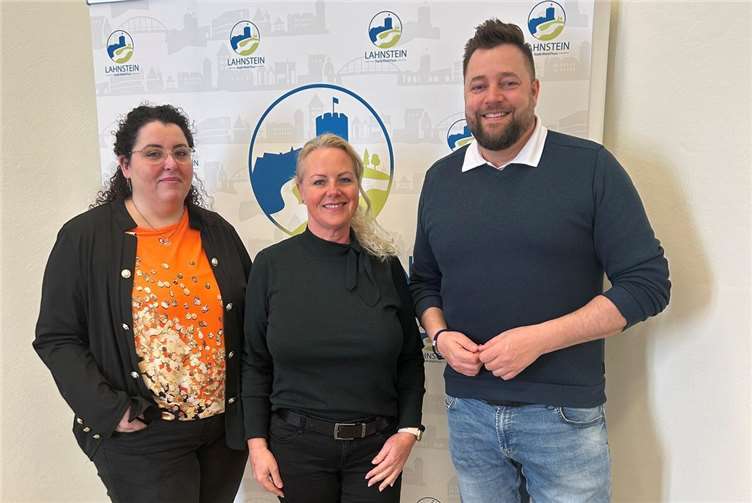 OB Siefert (rechts) begrüßt die Gleichstellungsbeauftragte der Stadt Lahnstein, Tatjana Schmitt (Mitte), und deren Vertreterin, Nadja Wetzler (links), in ihrem neuen Amt. Foto: Mira Bind / Stadtverwaltung Lahnstein