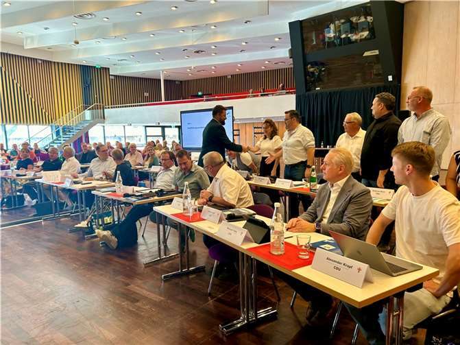 OB Siefert verpflichtet die Ratsmitglieder per Handschlag. Fotos: Eva Dreiser / Stadtverwaltung Lahnstein