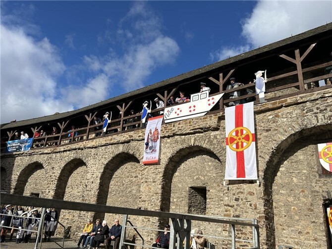 OB Siefert verschanzte sich gemeinsam mit seinen Mitarbeitern und Beigeordneten auf dem Wehrgang.