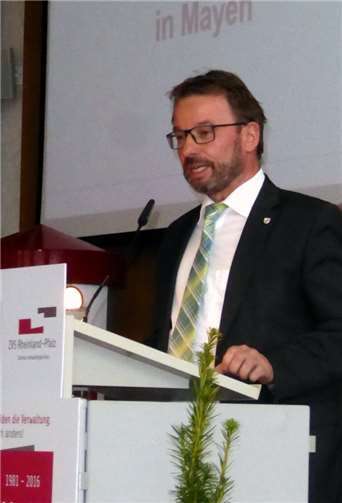 OB Wolfgang Treis gratulierte zum Hochschul-Jubiläum mit einem Dank auch für das gute Zusammenwirken mit der Stadt Mayen.