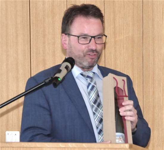 OB Wolfgang Treis hatte für den „Scheidenden“ und den „Neuen“ ein Weinpräsent parat.