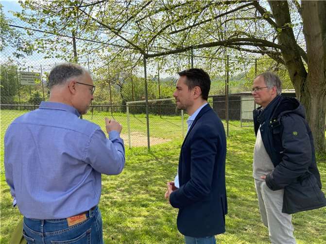 OB in Arzheim - Ortsvorsteher Wolfram Wilde (li.) und sein Stellvertreter Dr. Andreas Metzing (re.) erläuterten Oberbürgermeister David Langner die Planungen des Förderprojektes Bolzplatz-Neugestaltung. Foto: Stadt Koblenz