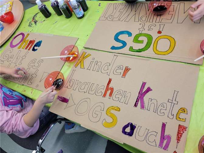 OGS-Kinder bei der Vorbereitung der Plakate für die Kundgebung.