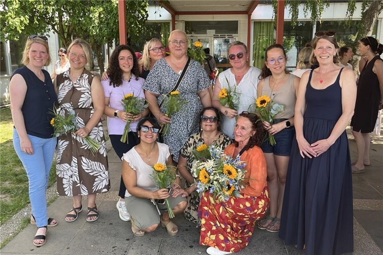OGS-Leitung Annette König (vorne, 1.v.r.) und ihr Team erhielten zahlreiche Glückwünsche, u.a. von Miriam Niederehe (hinten, 1.v.l.), der stellvertretenden Geschäftsführerin des Trägers, und der zuständigen Fachbereichsleitung Melanie Weingartz (hinten, 1.v.r.).