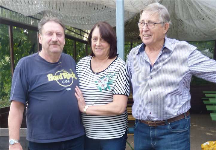 OGeZNBw-Vorsitzender Dieter Seiwerth (re.) bedankte sich beim Grillmeister-Ehepaar Bärbel und Ingolf Kreiser. privat