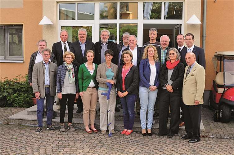 O.R.v.l.: Peter Sieler (AWO Kreisverband Bonn/Rhein-Sieg) Klaus Müssig (Präsident Lions Club Rhein-Wied), H.-Dieter Korf – DRK Linz als Gesamtkoordinator der Initiative Hangrutsch Kaiserberg), Bert Gaebler, Johannes Euskirchen (beide Initiative Hangrutsch Kaiserberg), Wolfgang Honert (Vizepräsident Lions Club Rhein-Wied), Klaus Dillman (Initiative Hangrutsch Kaiserberg), Hellmuth Buhr (Vorsitzender Förderverein des Lions Club Rhein-Wied), Kapitänleutnant Rolf Urner (Sozialwerk der Bundeswehr) Stefan Feldens (Raiffeisenbank Neustadt-Wied).U.R.v.l.: Heinz-Willi Schäfer (AWO Kreisverband Bonn/Rhein-Sieg), Mechthild Blömer (Leiterin der Königswinterer Tafel). Ellen Demuth (Landtagsabgeordnete), Marion Drache (Zentrum für therapeutisches Reiten Johannisberg e.V.), Sabine Dittrich (Aktionsgruppe ‚Kinder in Not’), Christan Marcos, Christina Wessendorf (beide Haus Hohenhonnef), Siegfried Weber (Lions Club Rhein-Wied). privat