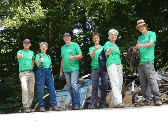 OV Adenau (VG) Bündnis90/Die Grünen mit Grünem Direktkandidaten Martin Schmitt (3.v.l) sammeln Treibgut an der Ahr. Foto: Bündnis90/Die Grünen
