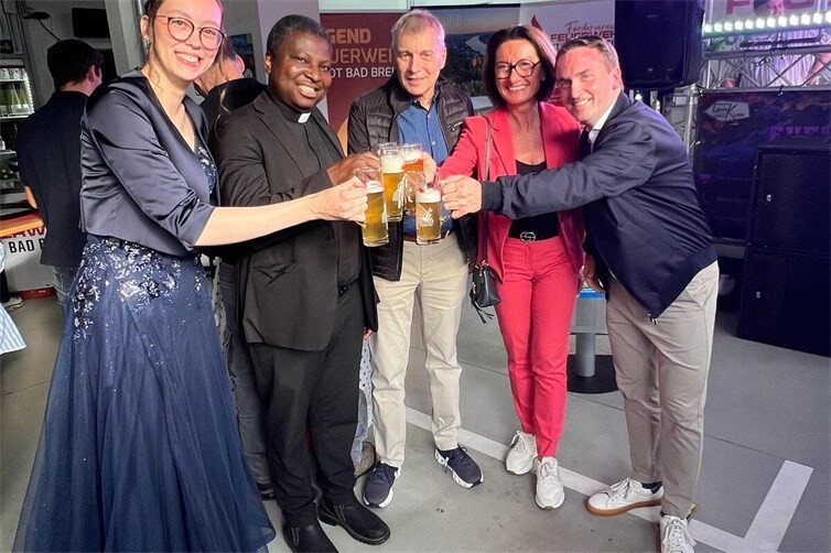O’Zapft is, Brunnenkönigin Elisa I., PastorAnthony Boasiako, 1. Beigordneter VG Michael Schweikert, MdL Petra Schneider, Bürgermeister Marcel Caspers (v.l.n.r)