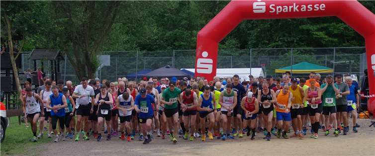 Ob 1000m, 5000m, 10000 m oder Cross-Staffel – beim Volkslauf ist für alle Sportbegeisterten etwas dabei! privat