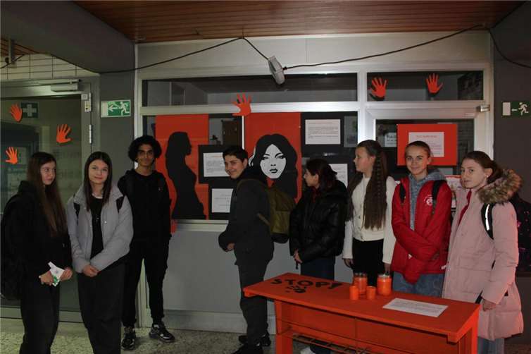 Ob 8. oder 10. Klasse – großes Interesse an den Ausstellungswänden zum ORANGE DAY an der RS Plus auf der Karthause. Hier am Infostand zur Organisation „Schattenschwestern“. Foto: Susanne Beyer