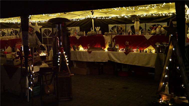 Ob Adventskranz oder liebevoll gestaltete Fensterdekoration - der Weihnachtsmarkt in Vallendar bot eine vielfältige Auswahl.