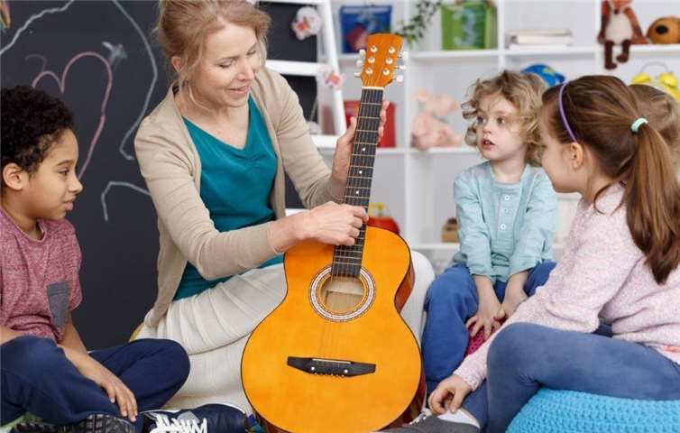 Ob Gitarre, Blasinstrument, Klavier oder ein anderes Instrument- ausprobieren können die Kinder alles.Foto: KMS MYK