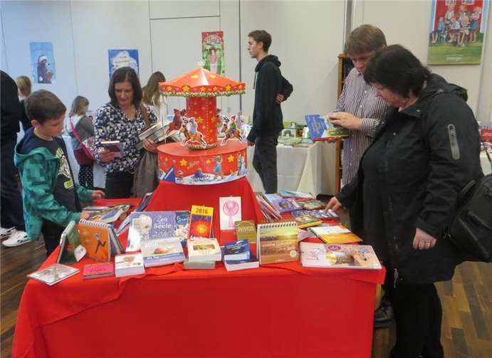 Ob Groß oder Klein, jeder wird bei der Buchausstellung der Kamäju fündig.privat