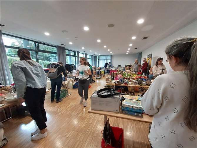Ob Kleidung, Schmuck, Kinderspielsachen oder Schallplatten, hier konnte jeder und jede beim Stöbern ein Schätzchen für sich entdecken. Foto: privat