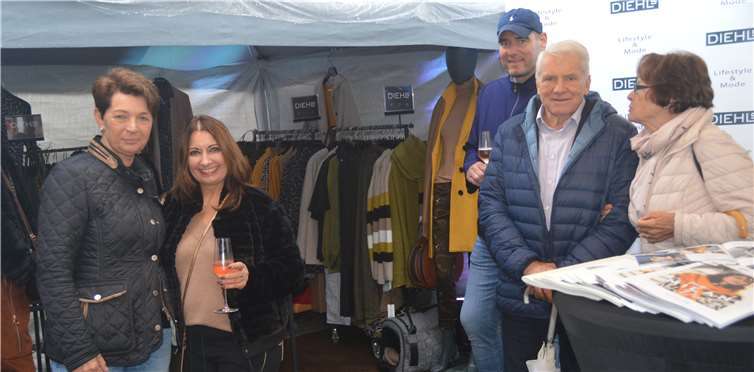 Ob Mode oder Upcicling-Dekorationen, ob Currywurst oder Paella, ob tolle Live-Musik oder Clown Magicingo, die Gäste waren begeistert.