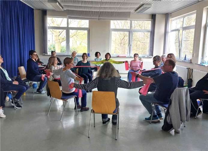 Ob Schwungtuch, Jonglierbälle oder Terra-Bänder, die Materialien wurden unter der fachkundigen Anleitung von Simone Bopp inspiziert, erläutert und ausprobiert.  Foto: Ingrid Neubusch
