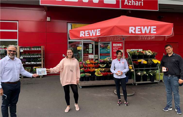 Ob Transportfahrzeug, vielfältige Unterstützung beim Einkaufsservice bis hin zu Goldhasen für alle „Jugend hilft“ Akteure als Osterüberraschung, stellte Parviz Azhari (re) zur Verfügung.
