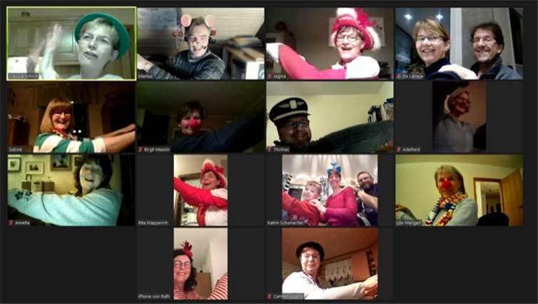 Ob Videos, eigens einstudierter Gesang oder Wortbeiträge, alles wurde von den kostümierten Sängerinnen und Sängern vor den Bildschirmen geradezu aufgesogen. Foto: privat