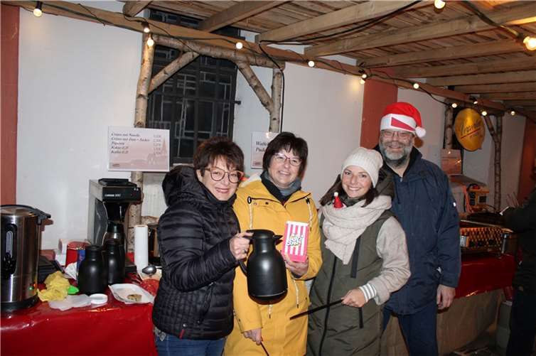 „Adventsjeföhl“ im Schatten von St. Mauritius Ob Waffeln, Crepes, Bratwurst, Punch oder Glühwein – das Thekenteam war auf alle Wünsche besten vorbereitet. Fotos: DU