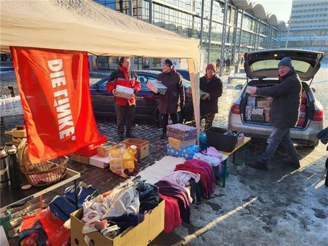 Ob Winterkleidung wie Jacken, Mützen, Handschuhe usw., andere Arten von Textilien, Hygieneartikel, Obst, Dosensuppen, Lebkuchen, Schokolade, Gebäck … für jede*n ließ sich etwas Brauchbares finden. Quelle: Die Linke. Koblenz
