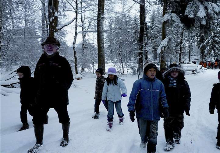 Ob auf Geocaching-Schatzsuche oder bei Streifzügen durch den Winterwald - die Kinder erleben viel bei den von Förstern begleiteten Aktionen.