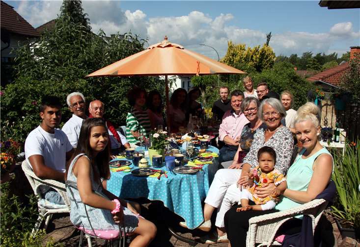 Ob auf der Straße oder im eigenen Garten, voll besetzt waren alle Tische.Fotos: privat