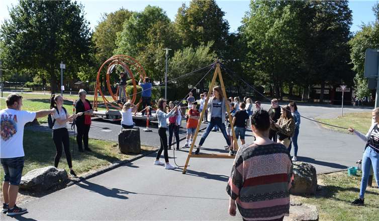 Ob beim „laufenden A“ oder beim Erzeugen von Strom und warmer Schokolade: Teamgeist, Geschicklichkeit und Wissen waren beim Dekanats-Konfitag in Miehlen gefragt.Fotos: privat