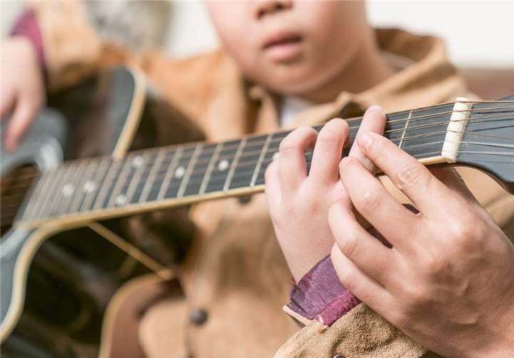 Ob die Gitarre beispielsweise das richtige Instrument ist, klärt sich in dem halbjährigen Kurs.Foto: KMS MYK