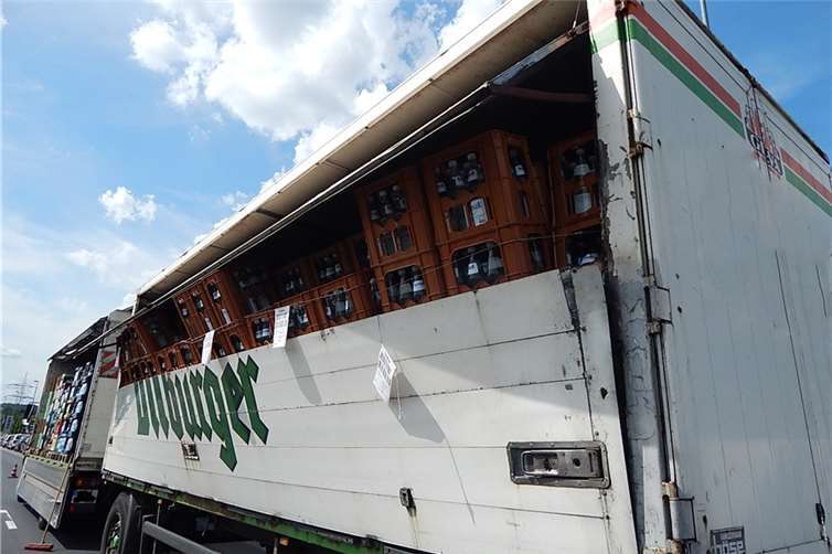 Ob die Wasserkästen unzureichend gesichert waren, ist noch nicht bekannt. Foto: Polizeipräsidium Koblenz