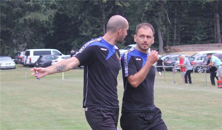 Ob die zwei hier schon die Aufstellung gegen Engers diskutieren? Admir Softic, Neuzugang an der Seitenlinie, analysiert hier mit seinem „Chef“ Anel Dzaka die erste Hälfte gegen Herkenrath.