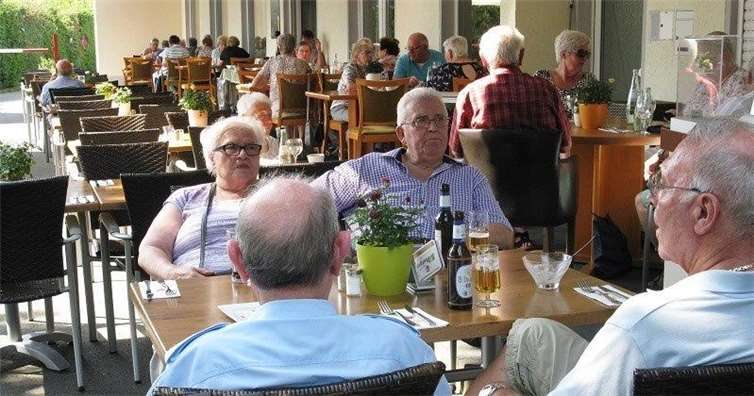 Ob draußen auf der Terrasse oder drinnen im Lokal – alle Teilnehmerinnen und Teilnehmer genossen den geselligen Nachmittag. Foto: privat