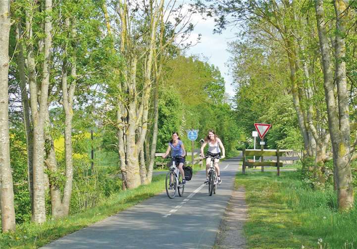 Ob eine Kanutour auf der Mosel, ein Besuch im Kletterwald oder eine Radtour durch das Maifeld – der Landkreis Mayen-Koblenz ist nicht nur für Touristen von außerhalb attraktiv, sondern auch für alle aus der Region, und hält für die Sommerferien diese und viele andere Ausflugsmöglichkeiten für Kinder und Familien bereit. Foto: REMET/Kappest, Marco Rothbrust/TI Sonniger Untermosel, Freiraum Erlebnis GmbH, Anna Schweitzer/TI Maifeld