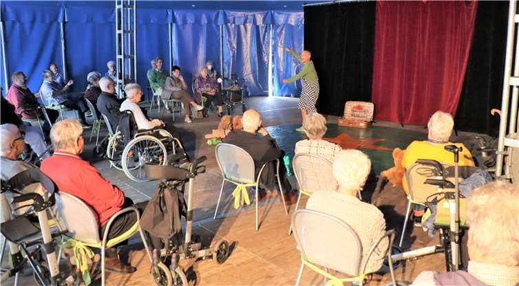 Ob es auch im neuen Jahr noch viele schöne Treffen der Ü-80-Senioren wie hier im Zirkuszelt am Familienferiendorf mit Clown Zopp gibt, entscheiden diese selbst. Durch ihre Teilnahme am 7. Dezember in Hübingen. Foto: privat