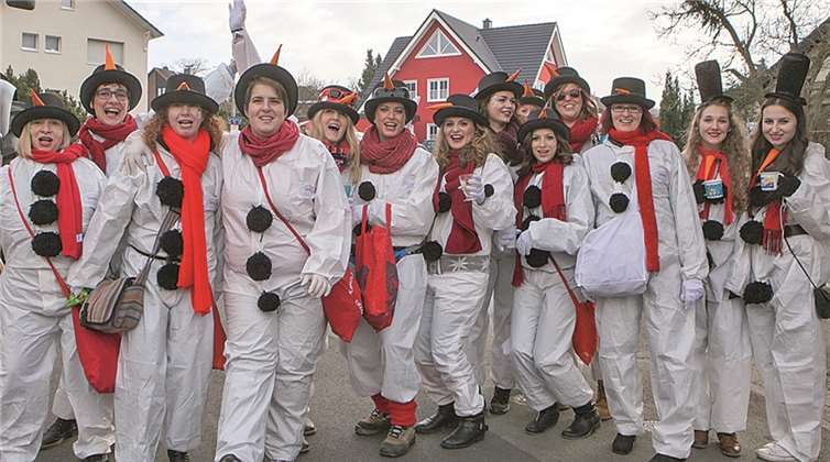 „Ob es regnet oder schneit, die Feuerwehr ist stets bereit“, das wussten die Feuerwehrfrauen aus Holzweiler und Esch, die als närrische Schneemänner jede Menge Frohsinn verbreiteten.