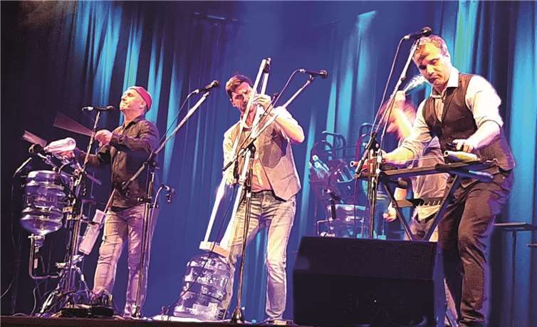 Ob es sich um einen Bass, eine Gitarre oder ein Schlagzeug handelte, die vier Musiker verblüfften das Publikum mit ihren eigens aus Flaschen kreierten Instrumenten.