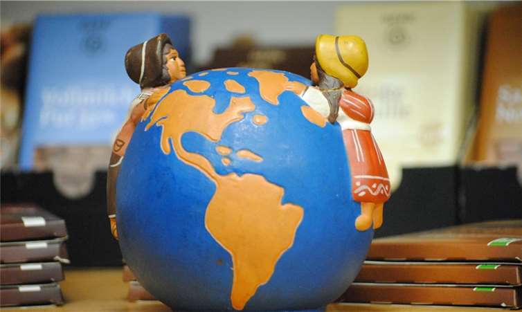 Ob fair gehandelte Produkte aus armen Ländern der Welt, ob Lebensmittel heimischer Erzeuger oder ein bewussteres Vermeiden von Abfall: Mit ihrer Fastenaktion will die evangelische Kirche in der Region Rhein-Lahn zu einem nachhaltigeren Denken und Handeln beim Einkaufen anregen.privat