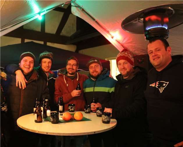 Ob geliehene Heizpilze, ein Grill oder Zelte- der Glühweinabend ist ein Event vom Dorf für das Dorf und alle, die an dieser Gemeinschaft teilhaben möchten.Fotos: LFR