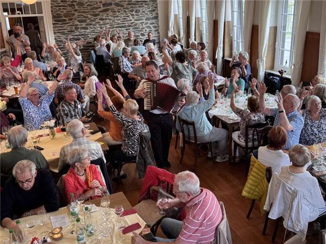 Ob im Garten oder im Saal – überall herrschte eine fröhliche, ausgelassene Stimmung.