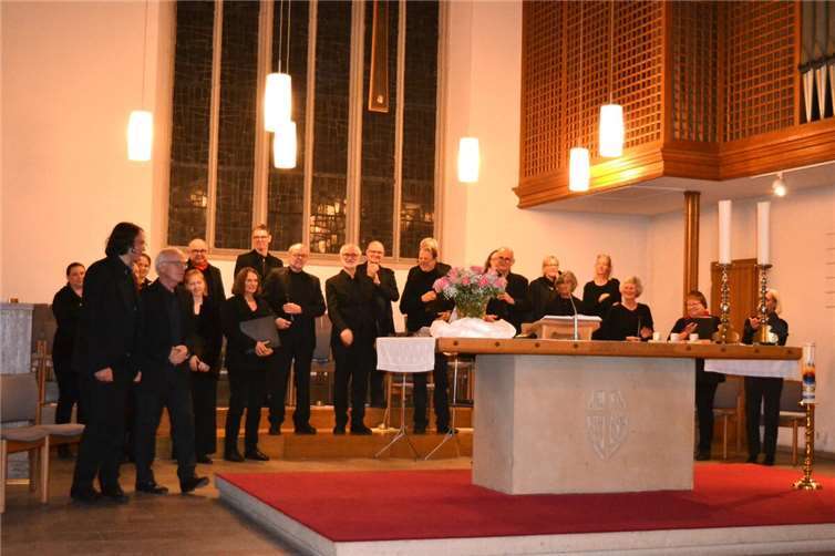 Ob in der in der Christuskirche von Koblenz (Foto) ob in der Erlöserkirche von Gerolstein oder in der Konstantin Basilika Trier, an jedem Ort begeisterte der Düsseldorfer Kammerchor seine Zuhörerinnen und Zuhörer.  Foto: Wolfgang Abendroth